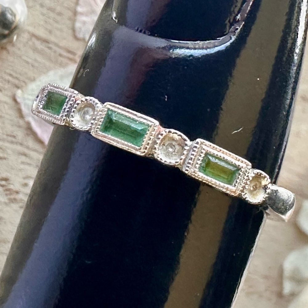 14K White Gold Green Stone & Clear Accent Band Ring Size 7 Stackable - Picture 12 of 16